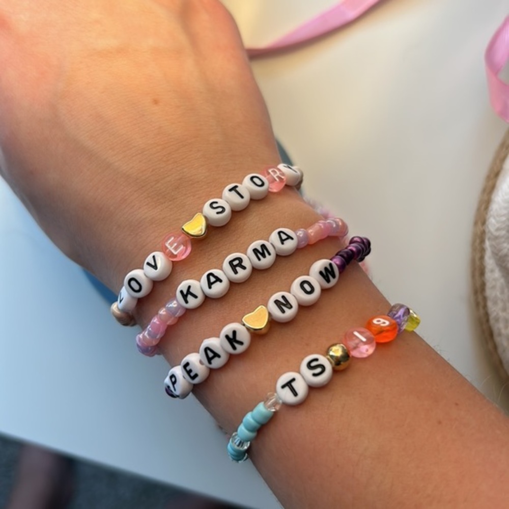 10 Taylor swift friendship bracelets - Picture 2 of 3